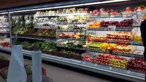 A gyümis és zöldséges polcok egy része