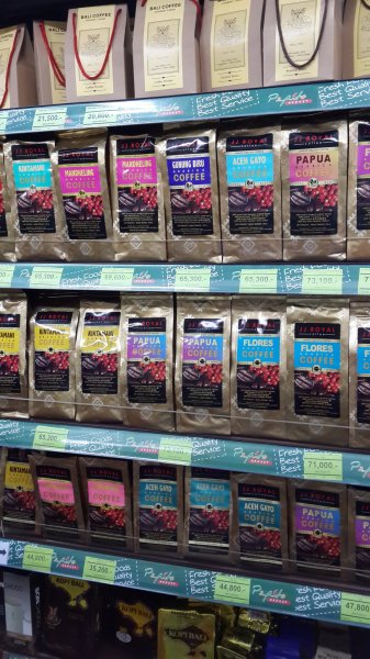 A kávés polc, itt nem számít különlegességnek a sokféle káv, nekem azonban az:)