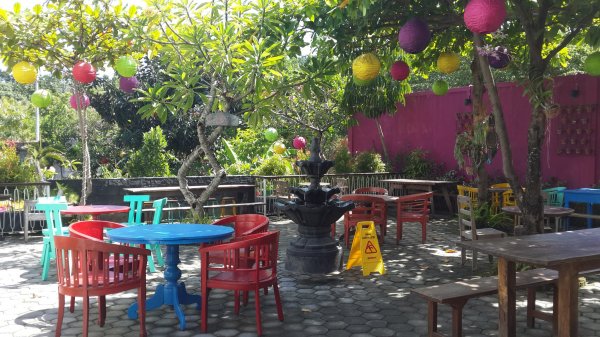 Cuki kis kerthelyiség, színes lampionok a fákon