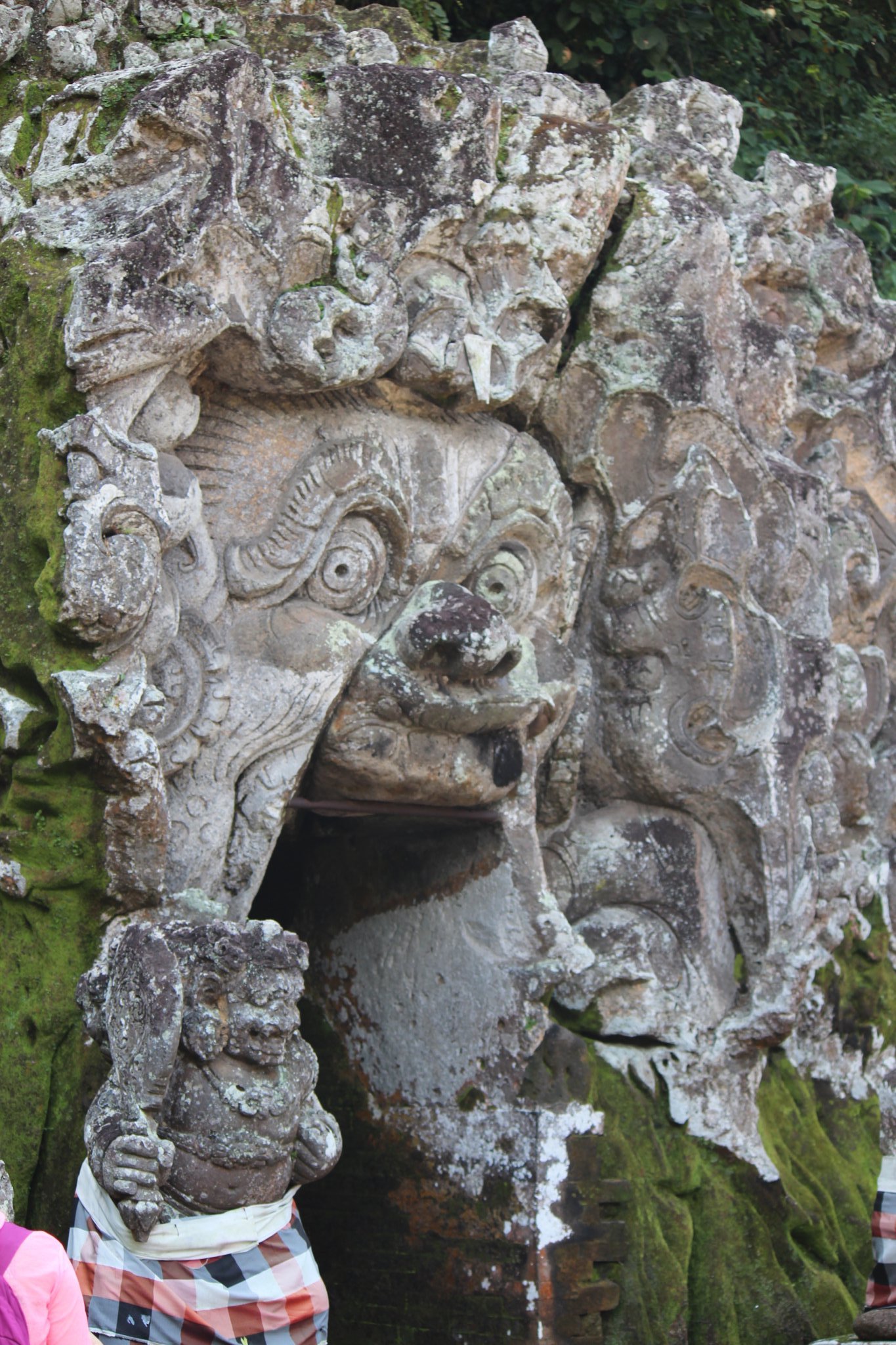 A tátongó démoni száj, a Goa gajah bejárata