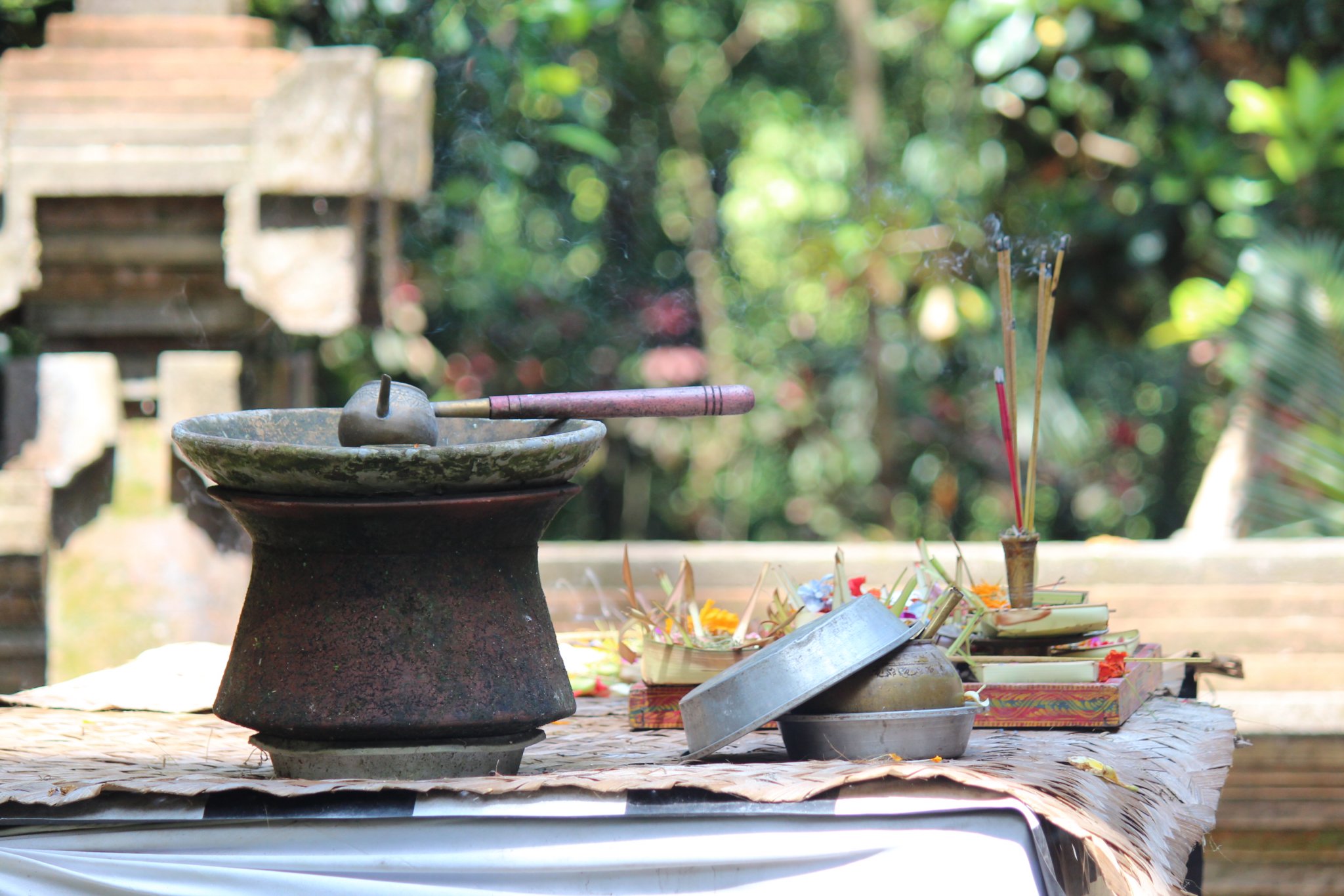 Az imádkozás kellékei a templomban