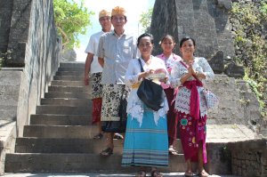 Balinézek az ima végeztével