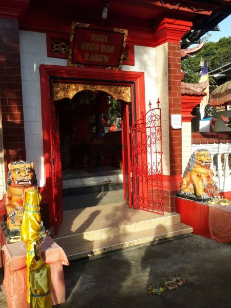 A templom előtti bejárat előtt kis virágáldozatok ücsörögtek