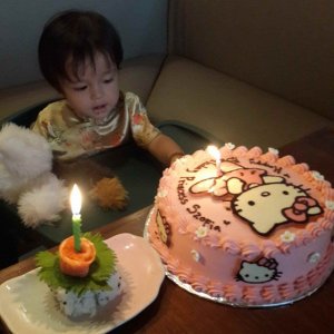 Szofi és Cica a Hello Kitty tortával