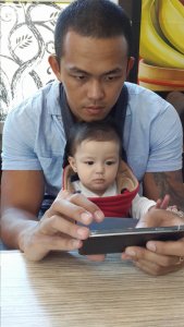 Szofi a telefon nyomkorászásból sem maradhat ki